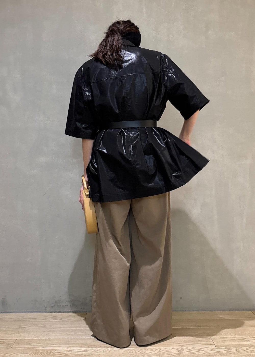 グリーン系のその他パンツ、ブラック系のサンダル、ブラック系のブルゾンを着用したレディースの夏コーディネートの5枚目の写真