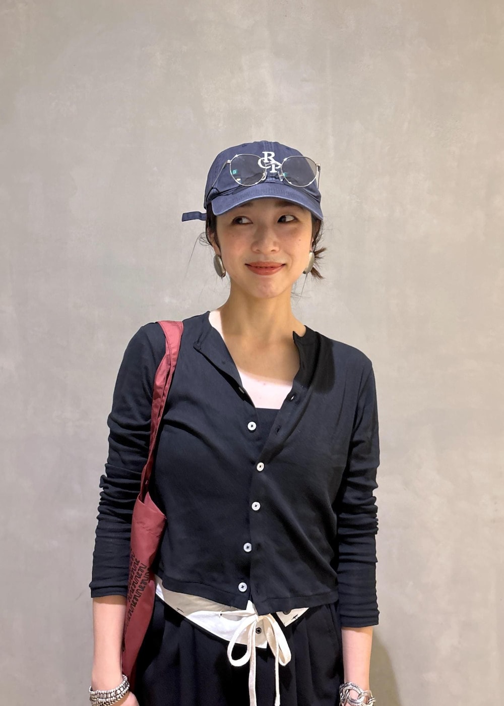 ブラック系のカーディガン/ボレロ、ブラック系のスラックス、シルバー系のサングラスを着用したレディースの夏コーディネートの6枚目の写真