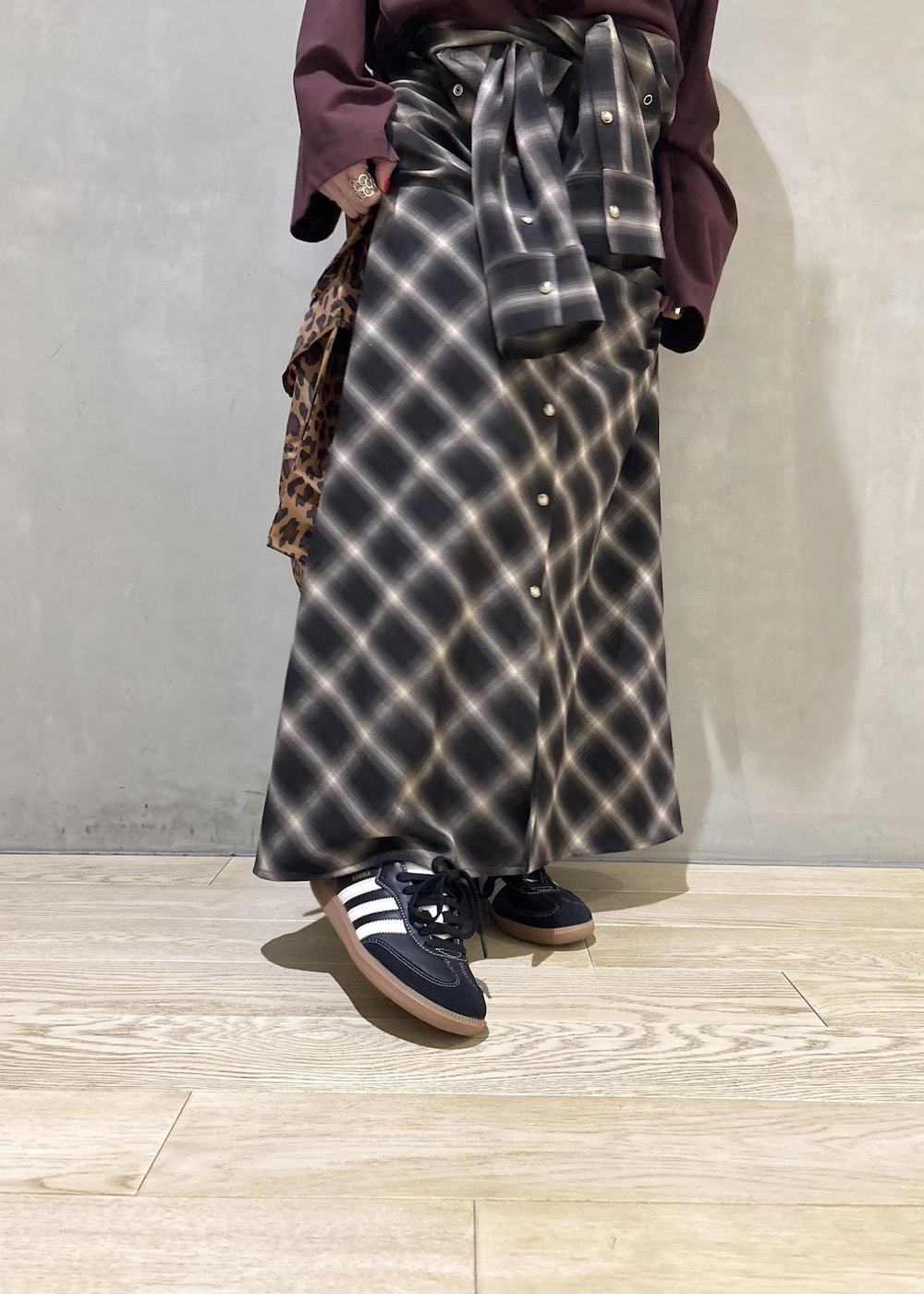 ブラック系のスニーカーを着用したレディースの秋コーディネートの9枚目の写真