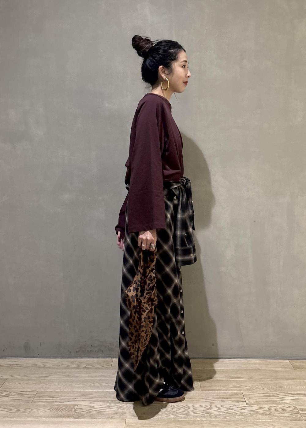 ブラック系のスニーカーを着用したレディースの秋コーディネートの4枚目の写真