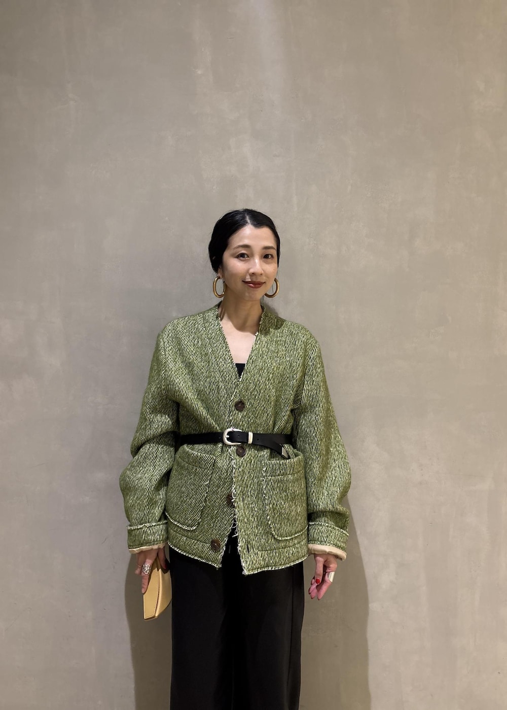 ブラック系のサンダル、ブラック系のその他パンツ、イエロー系のキーホルダーを着用したレディースの秋コーディネートの9枚目の写真