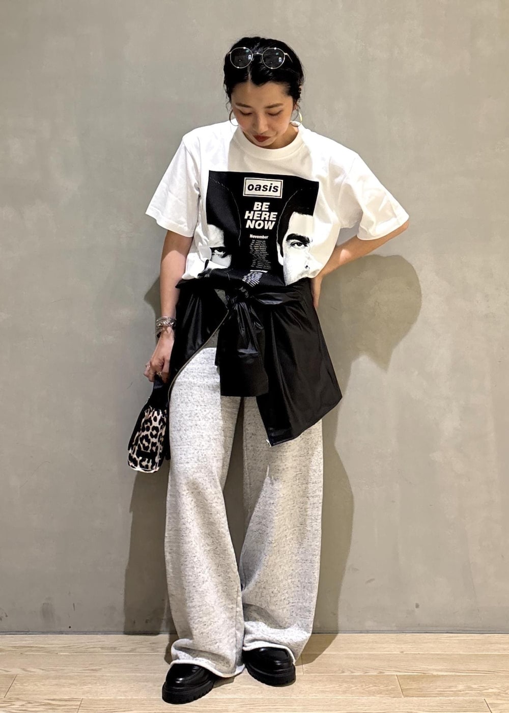 ブラック系のローファー、ベージュ系のショルダーバッグ、グレー系のTシャツ/カットソーを着用したレディースの夏コーディネートの2枚目の写真