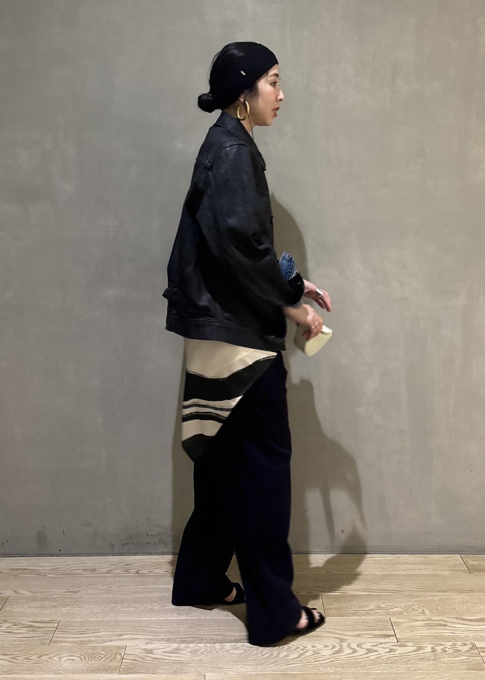 ブルー系のその他パンツ、ホワイト系のキーホルダー、ブラック系のバンダナ/スカーフを着用したレディースの春コーディネートの4枚目の写真