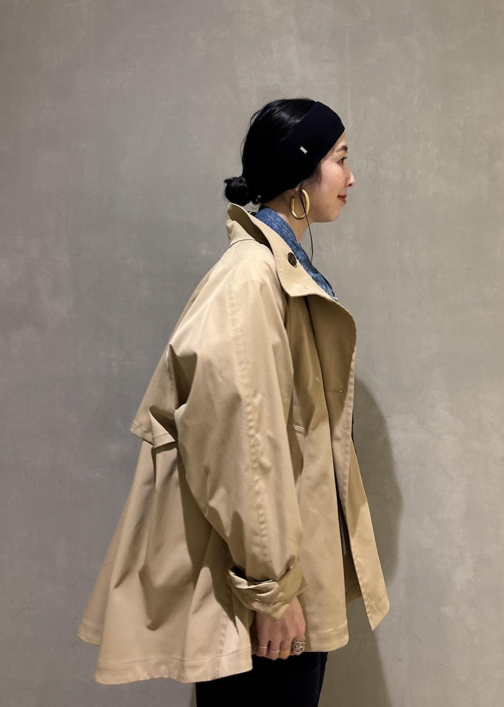 ベージュ系のトレンチコート、ブルー系のデニムジャケット、ブルー系のその他パンツを着用したレディースの春コーディネートの8枚目の写真