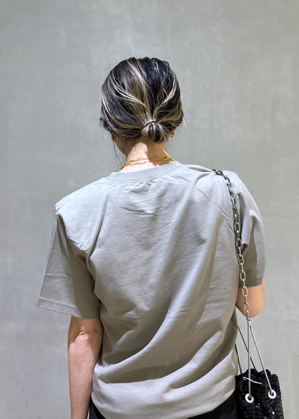 ブラック系のその他パンツ、ブラック系のハンドバッグ、グレー系のTシャツ/カットソーを着用したレディースの夏コーディネートの9枚目の写真