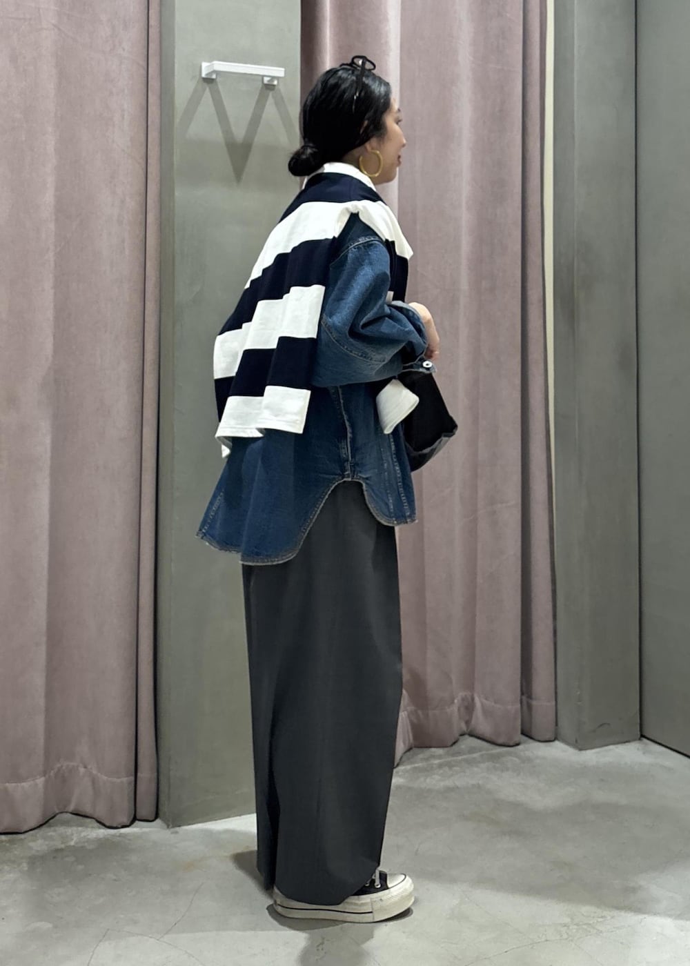 ブルー系のデニムジャケット、グレー系のスラックス、ブルー系のTシャツ/カットソーを着用したレディースの春コーディネートの4枚目の写真