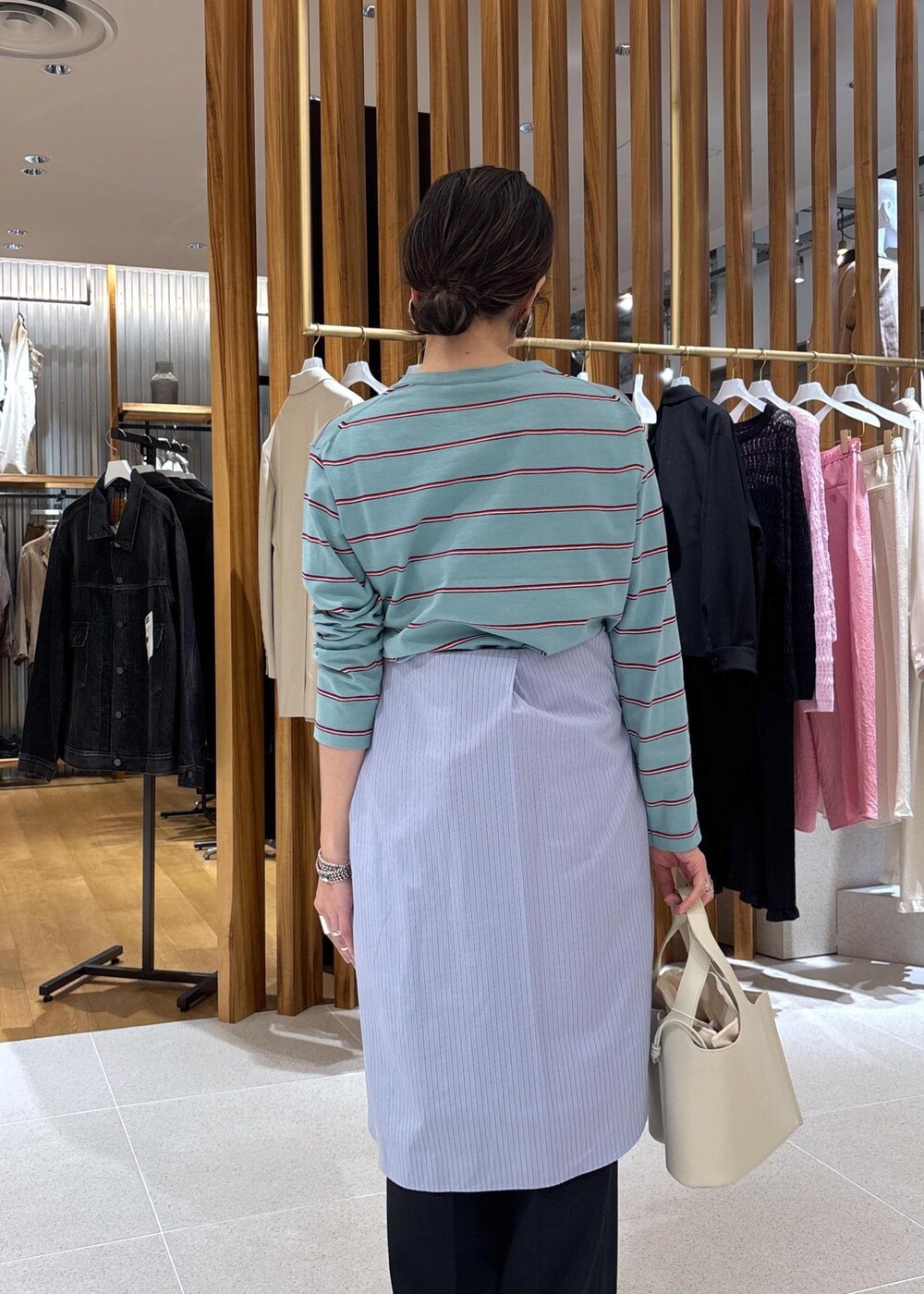 ホワイト系のパンプス、ブルー系のTシャツ/カットソー、ブルー系のシャツ/ブラウスを着用したレディースの冬コーディネートの10枚目の写真