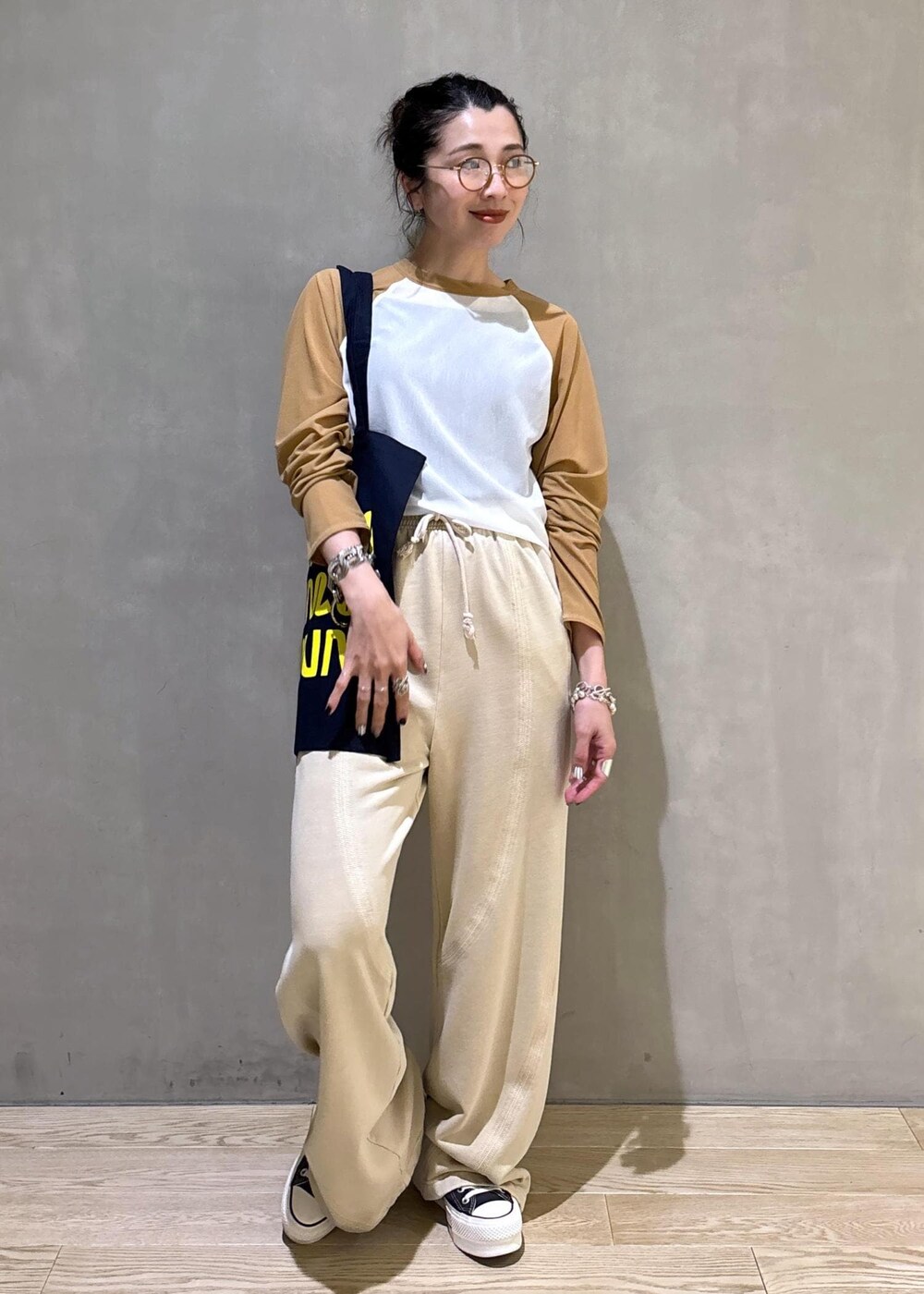 ホワイト系のTシャツ/カットソー、ベージュ系のその他パンツ、ブルー系のトートバッグを着用したレディースの夏コーディネートの2枚目の写真