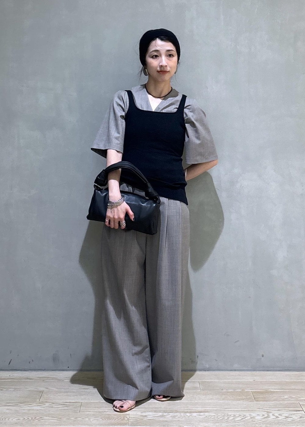 「初夏コーデ、夏コーデ、ADAM ET ROPÉ、ナチュラル、イエベ春、ノーマル、低身長、トップス、タンクトップ、オールインワン/サロペット、つなぎ/オールインワン、バッグ、ハンドバッグ、EUF35030、GAX85030」｜「ADAM ET ROPE'の【PFT】Fuka musubi Small バッグ（ハンドバッグ、ブラック系）」を使った、SAKIさん（レディース・154cm）の夏コーディネートの6枚目の写真