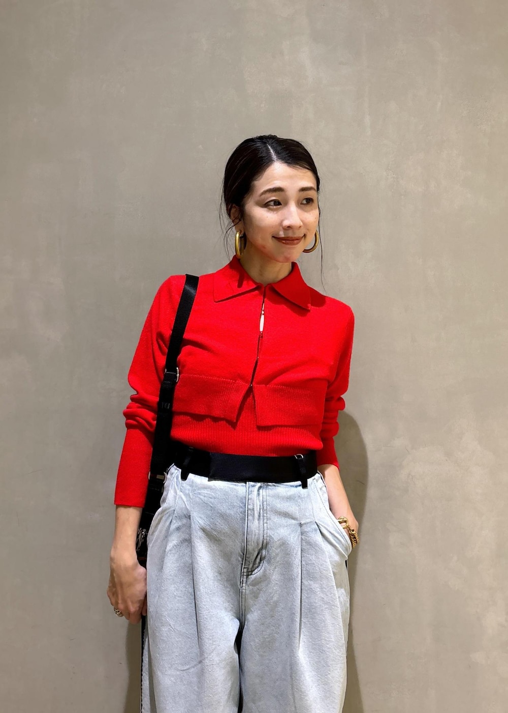 ベージュ系のトートバッグ、ブルー系のその他パンツ、レッド系のカーディガン/ボレロを着用したレディースの秋コーディネートの10枚目の写真