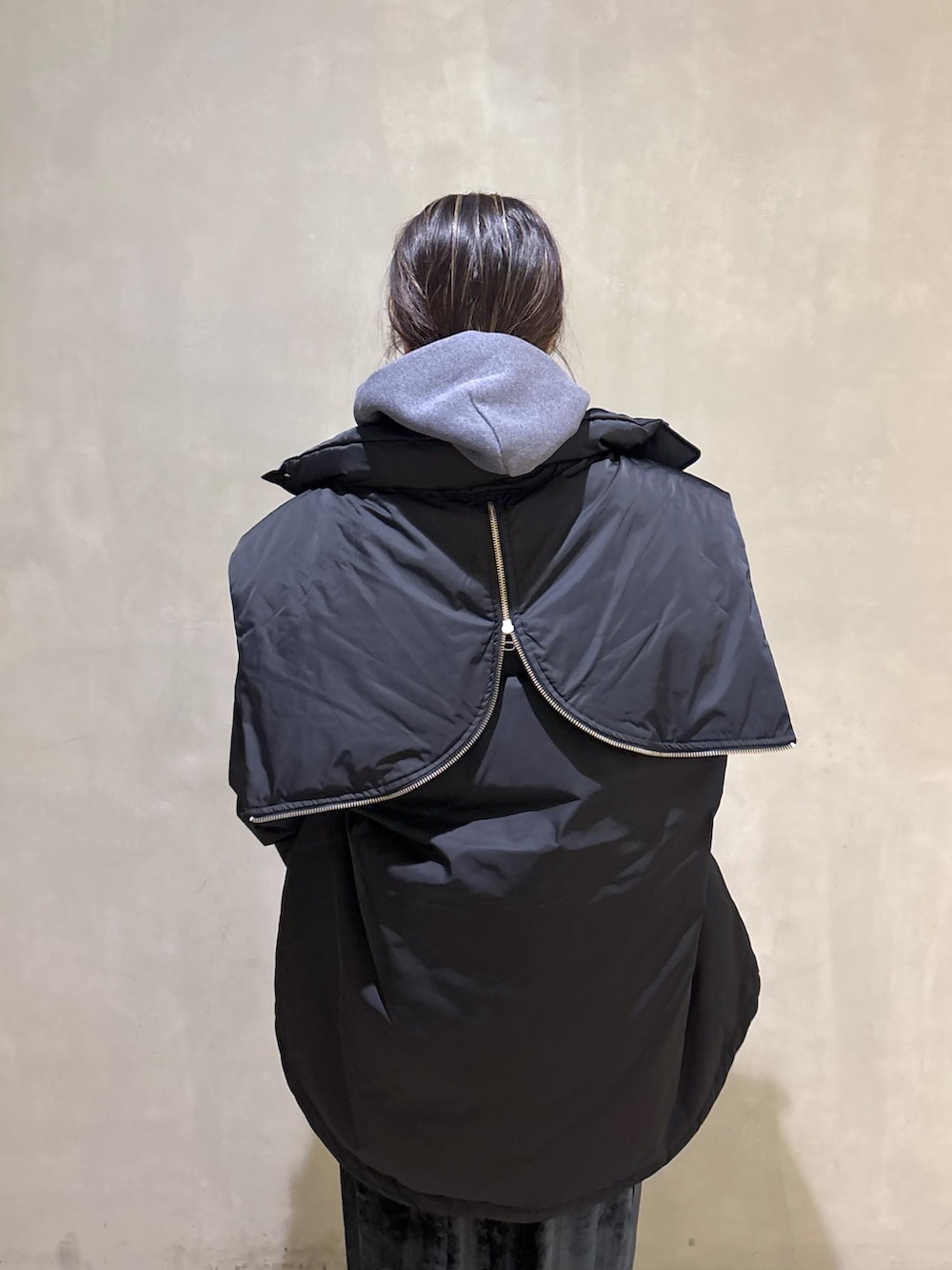 グレー系のスニーカー、ブラック系のスカート、グレー系のパーカーを着用したレディースの冬コーディネートの8枚目の写真