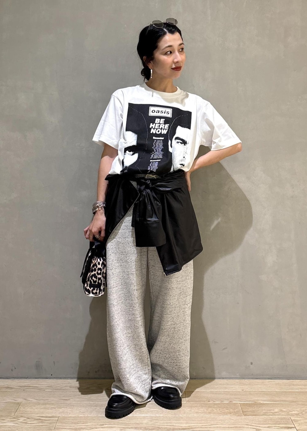 ブラック系のローファー、ベージュ系のショルダーバッグ、グレー系のTシャツ/カットソーを着用したレディースの夏コーディネートの3枚目の写真