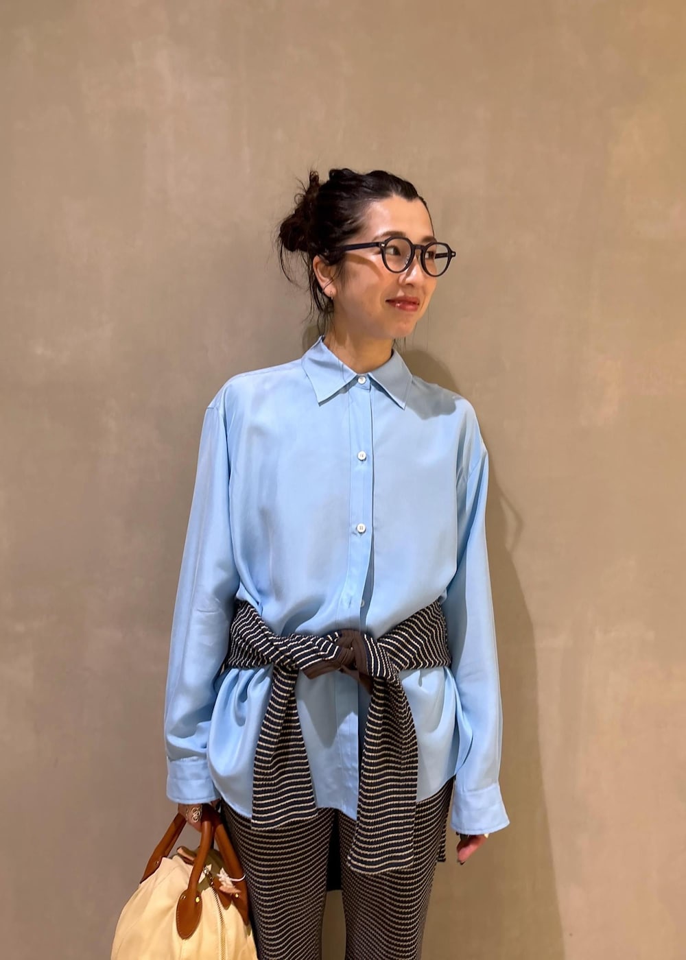 ブルー系のシャツ/ブラウス、ブラック系のサンダルを着用したレディースの夏コーディネートの10枚目の写真