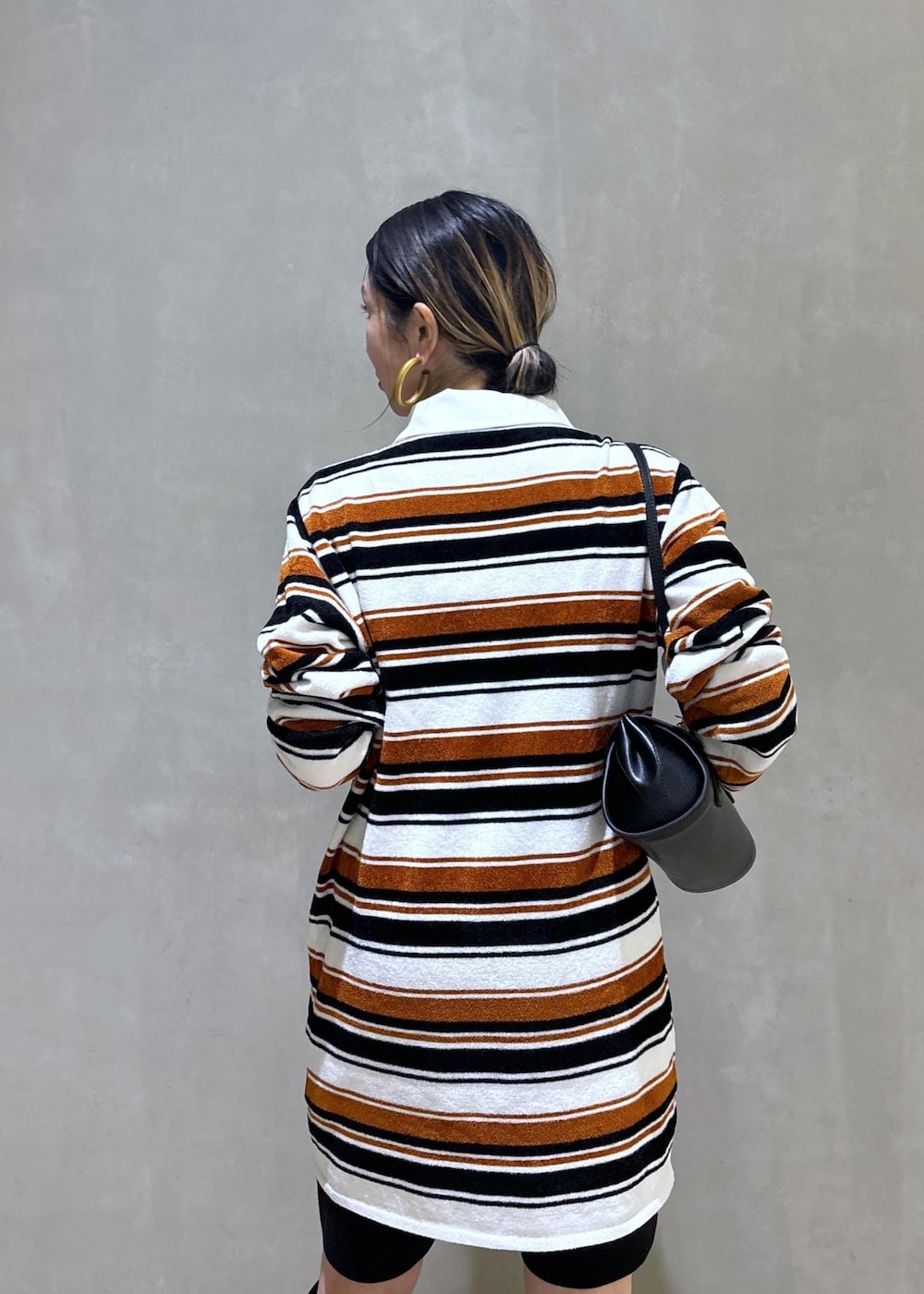 ブラック系のその他パンツ、ブラウン系のワンピースを着用したレディースの夏コーディネートの9枚目の写真