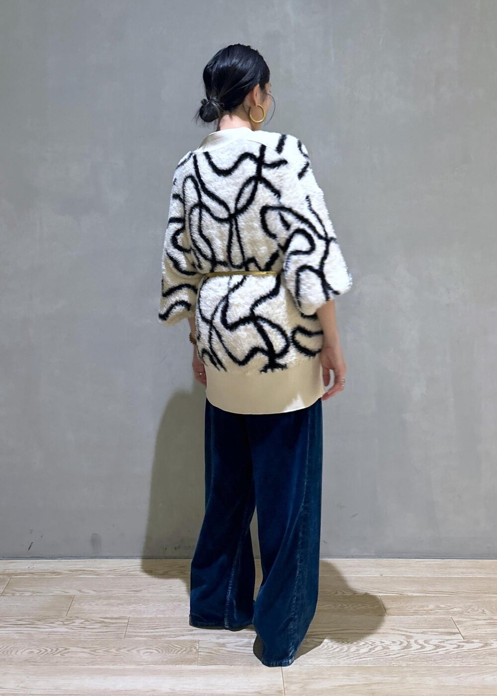 ゴールド系のその他シューズ、ゴールド系のショルダーバッグ、ホワイト系のカーディガン/ボレロを着用したレディースの秋コーディネートの6枚目の写真