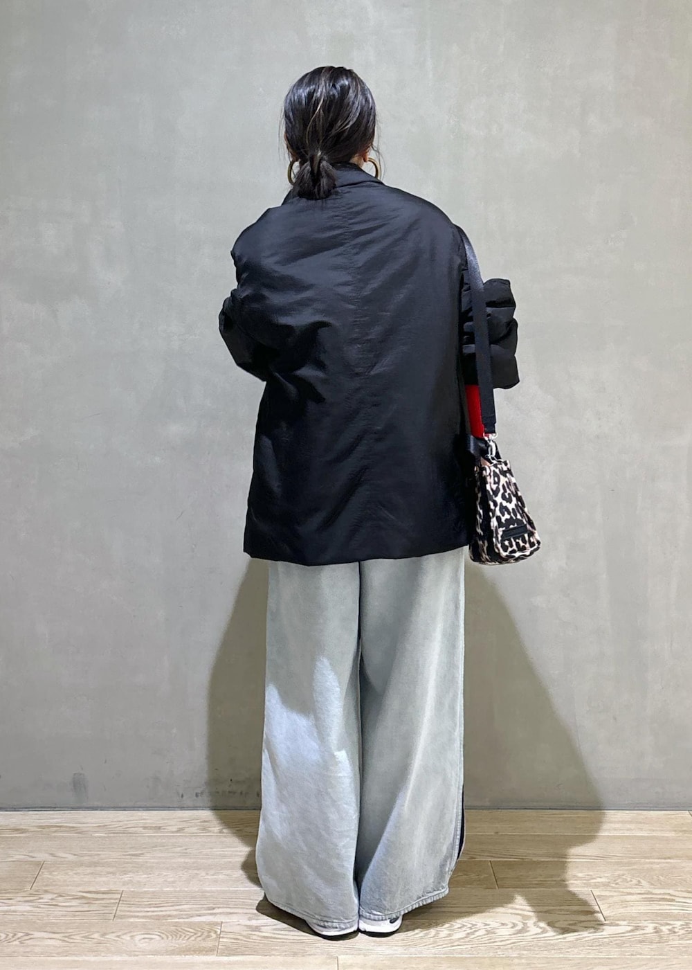 ベージュ系のトートバッグ、ブルー系のその他パンツ、ブラック系のブルゾンを着用したレディースの秋コーディネートの5枚目の写真