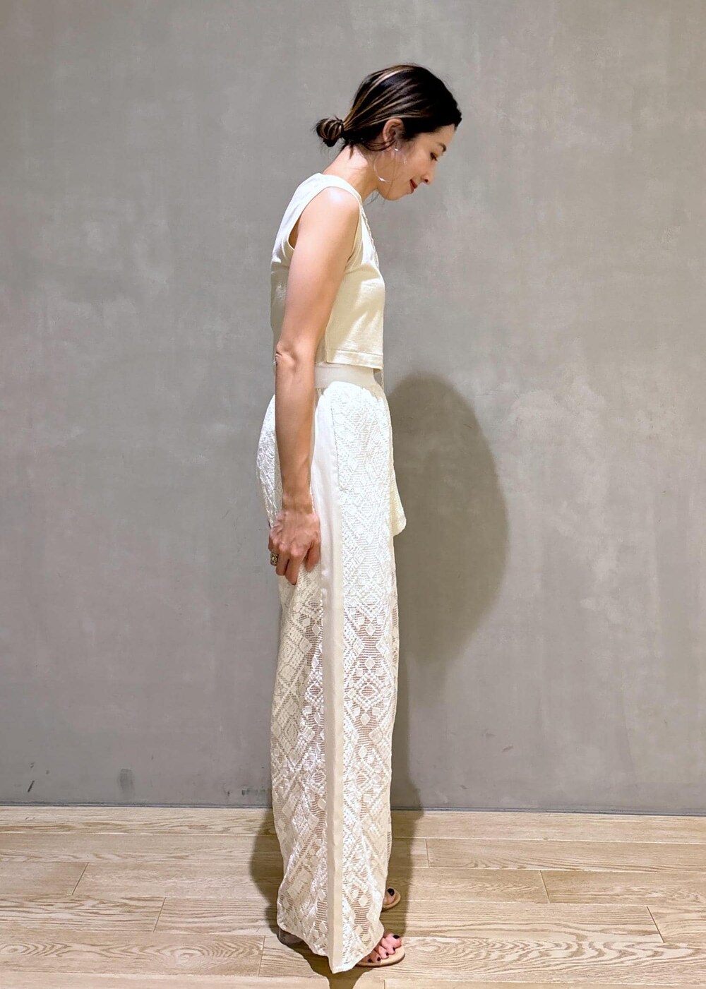 ホワイト系のその他パンツを着用したレディースの夏コーディネートの4枚目の写真