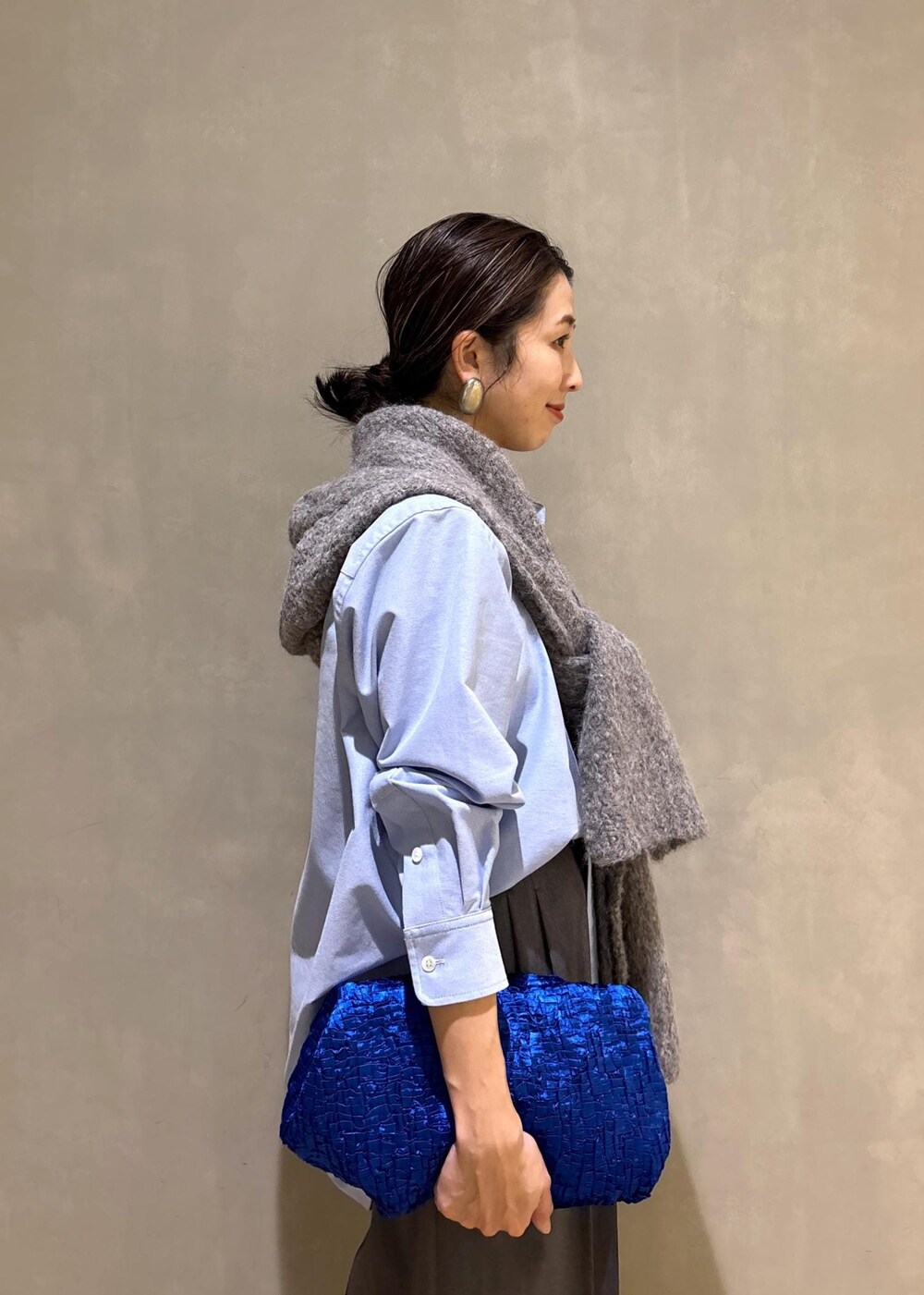 ブルー系のスニーカー、ブルー系のシャツ/ブラウス、グレー系のスラックスを着用したレディースの冬コーディネートの9枚目の写真