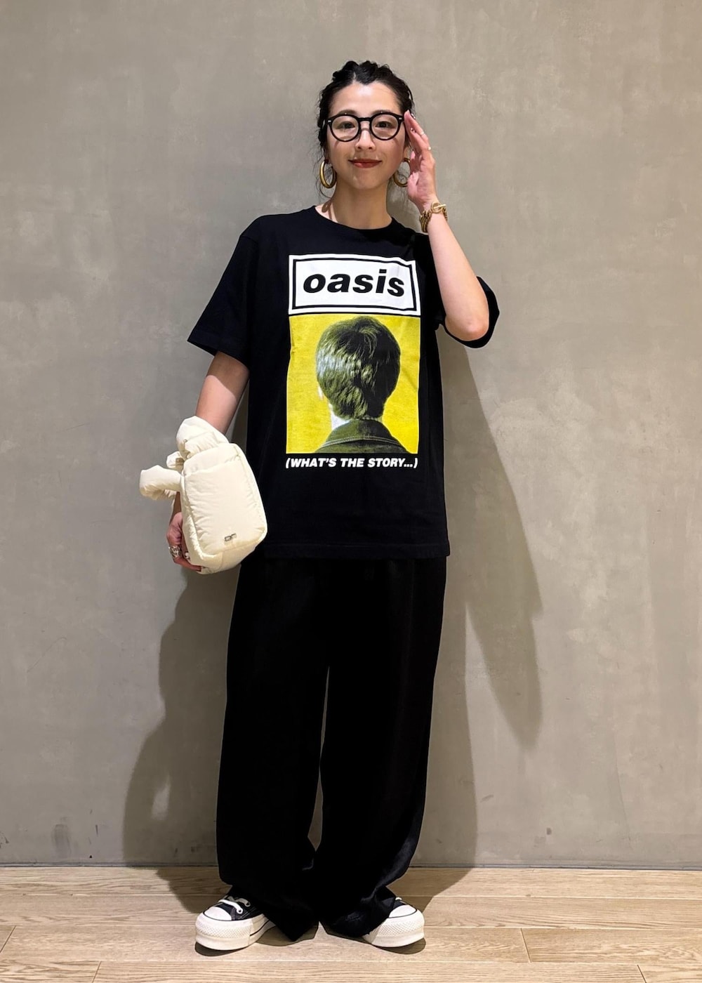ブラック系のスラックス、イエロー系のTシャツ/カットソーを着用したレディースの夏コーディネートの5枚目の写真