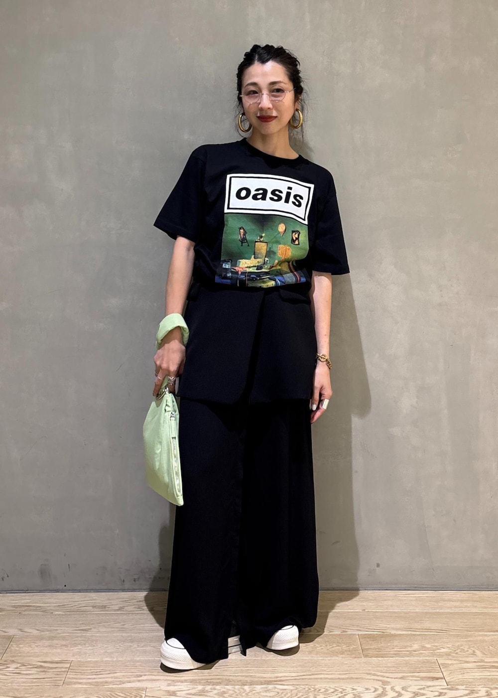 グリーン系のTシャツ/カットソー、グリーン系のハンドバッグを着用したレディースの夏コーディネートの4枚目の写真