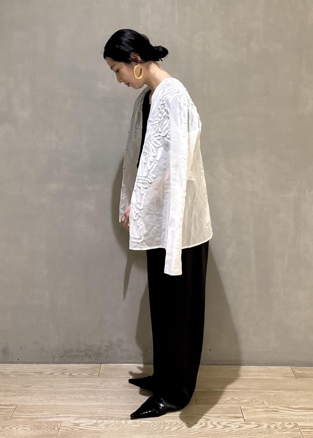 ブラック系のサンダル、ホワイト系のシャツ/ブラウス、ブラック系のシャツ/ブラウスを着用したレディースの冬コーディネートの4枚目の写真