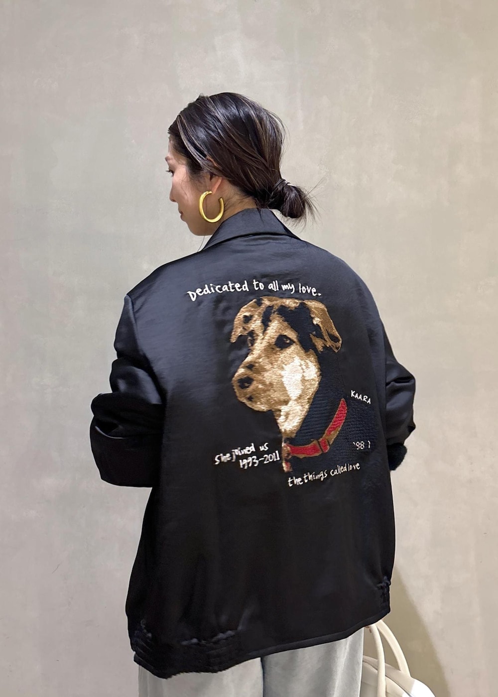 ブラック系のニット/セーター、ホワイト系のボストンバッグ、ブルー系のその他パンツを着用したレディースの冬コーディネートの7枚目の写真