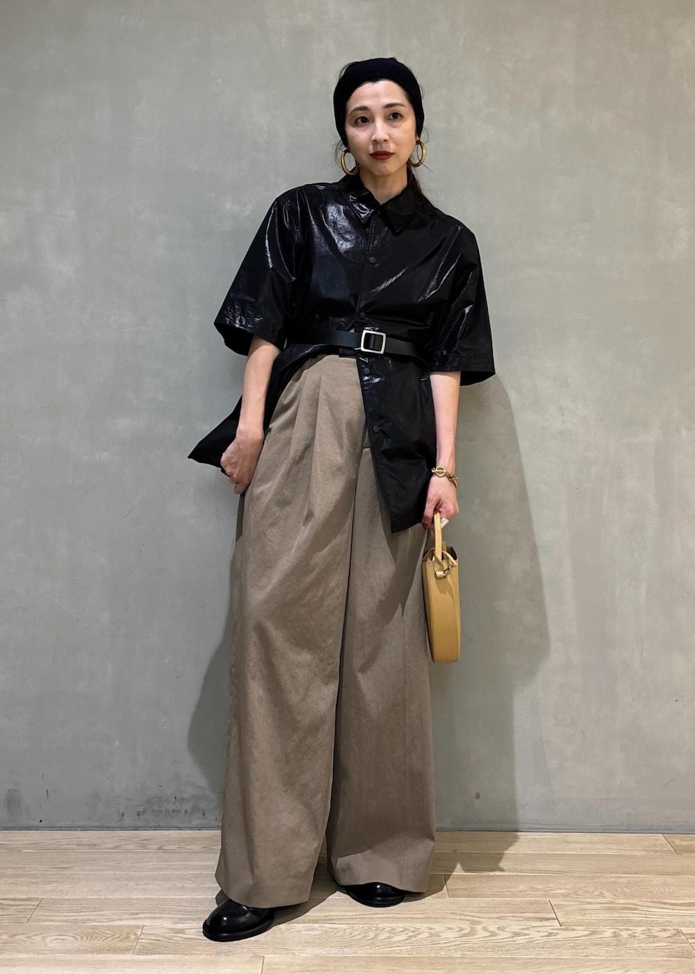 グリーン系のその他パンツ、ブラック系のサンダル、ブラック系のブルゾンを着用したレディースの夏コーディネートの2枚目の写真
