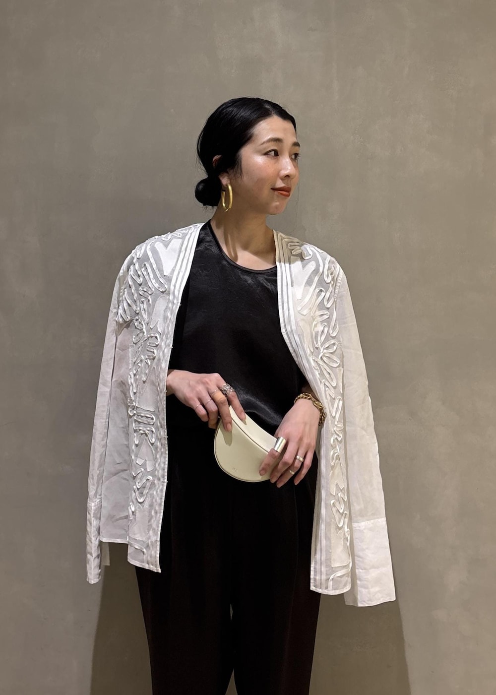 ブラック系のサンダル、ホワイト系のシャツ/ブラウス、ブラック系のシャツ/ブラウスを着用したレディースの冬コーディネートの9枚目の写真