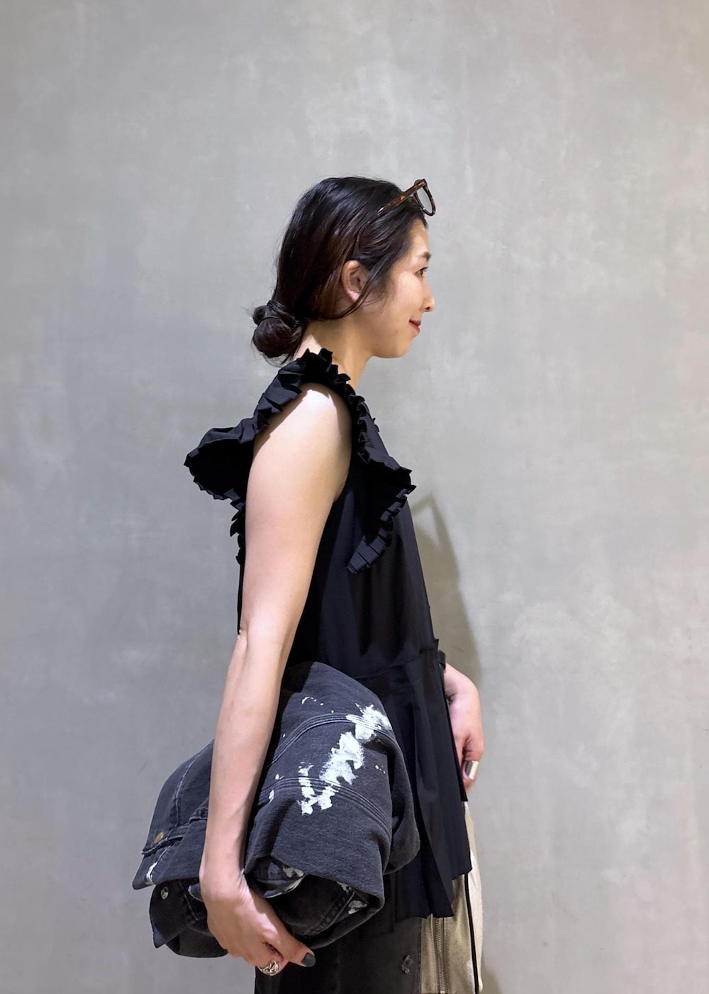 ブラック系のTシャツ/カットソー、ブラック系のデニムパンツ、ホワイト系のボストンバッグを着用したレディースの春コーディネートの9枚目の写真