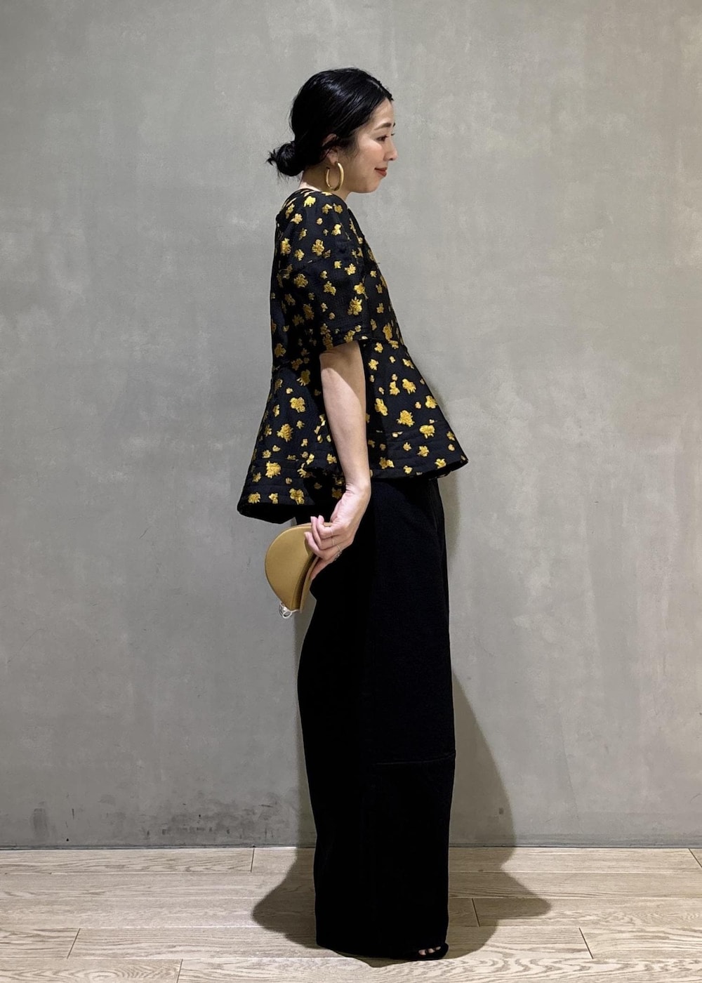 ブラック系のシャツ/ブラウス、ブラック系のその他パンツ、イエロー系のキーホルダーを着用したレディースの冬コーディネートの5枚目の写真