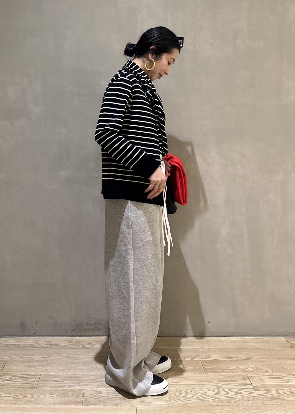 グレー系のその他パンツ、レッド系のマフラーを着用したレディースの冬コーディネートの5枚目の写真