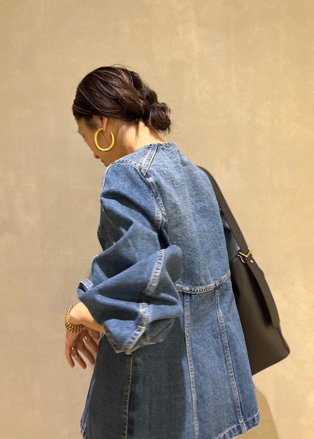 ブルー系のシャツ/ブラウス、ブルー系のデニムパンツ、ブラック系のショルダーバッグを着用したレディースの冬コーディネートの10枚目の写真