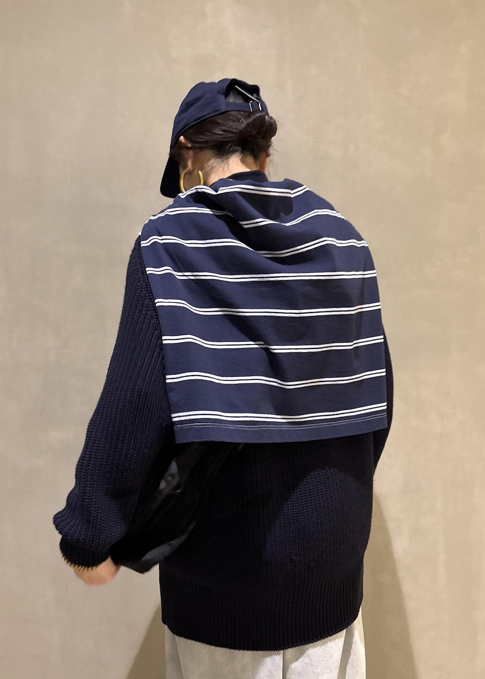 ブルー系のデニムパンツ、ブラック系のショルダーバッグを着用したレディースの秋コーディネートの9枚目の写真