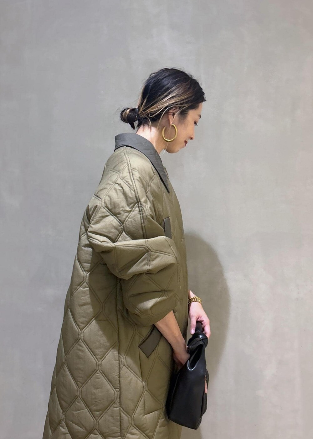 ブラック系のその他パンツ、ブラック系のショルダーバッグ、ブラウン系のサンダルを着用したレディースの夏コーディネートの10枚目の写真