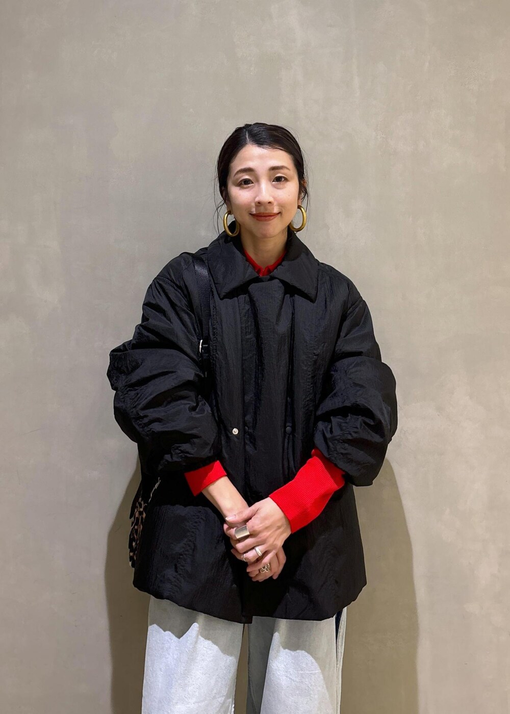 ベージュ系のトートバッグ、ブルー系のその他パンツ、ブラック系のブルゾンを着用したレディースの秋コーディネートの8枚目の写真