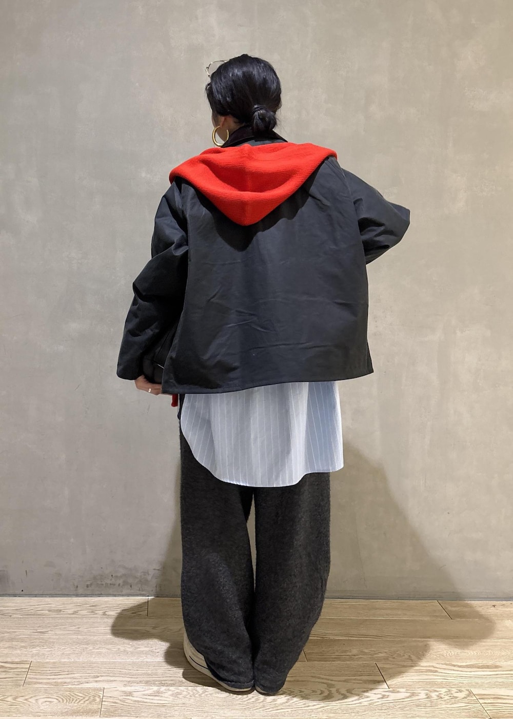 ブルー系のシャツ/ブラウス、グレー系のニット/セーター、グレー系のその他パンツを着用したレディースの冬コーディネートの7枚目の写真