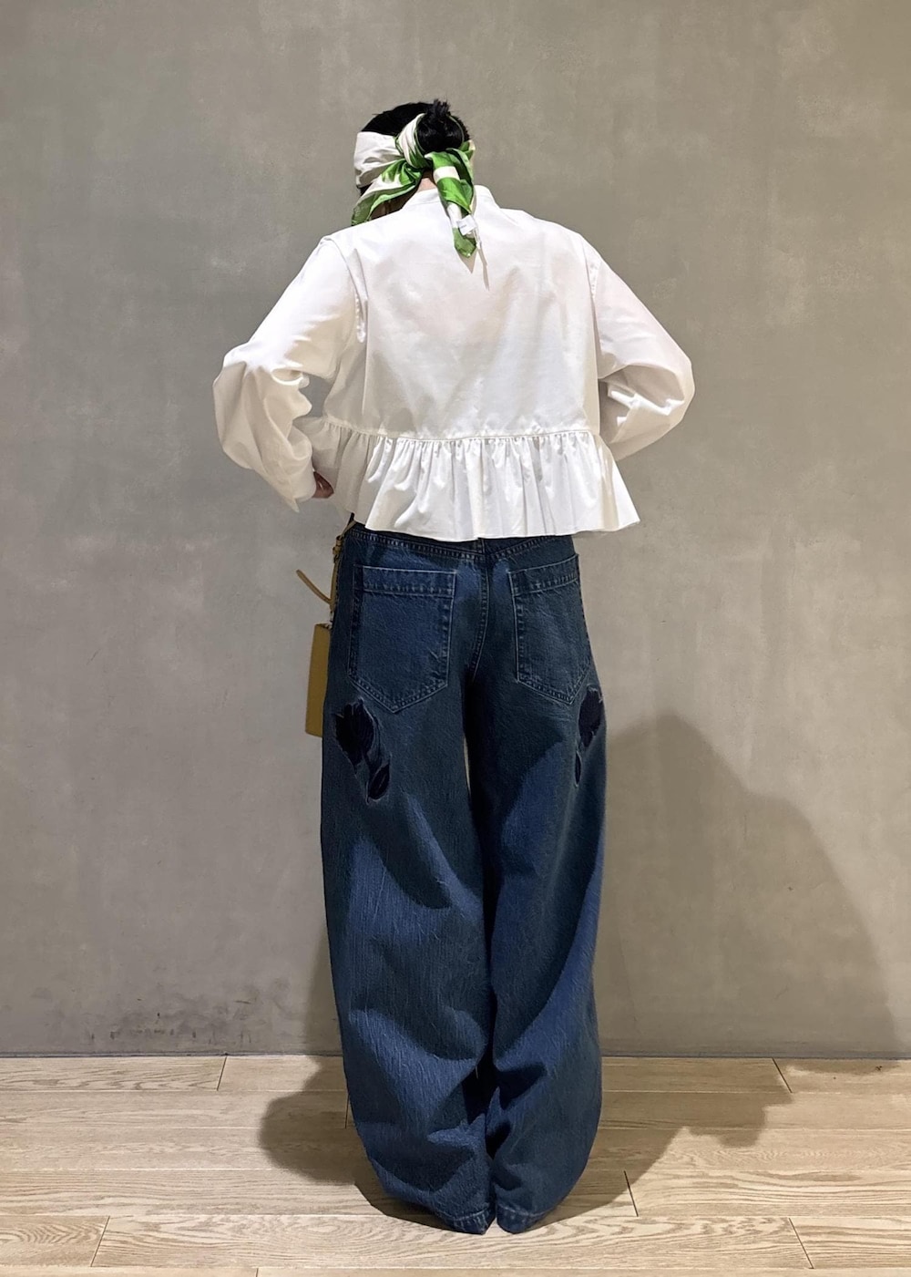 ホワイト系のシャツ/ブラウス、イエロー系のキーホルダー、グリーン系のバンダナ/スカーフを着用したレディースの冬コーディネートの7枚目の写真