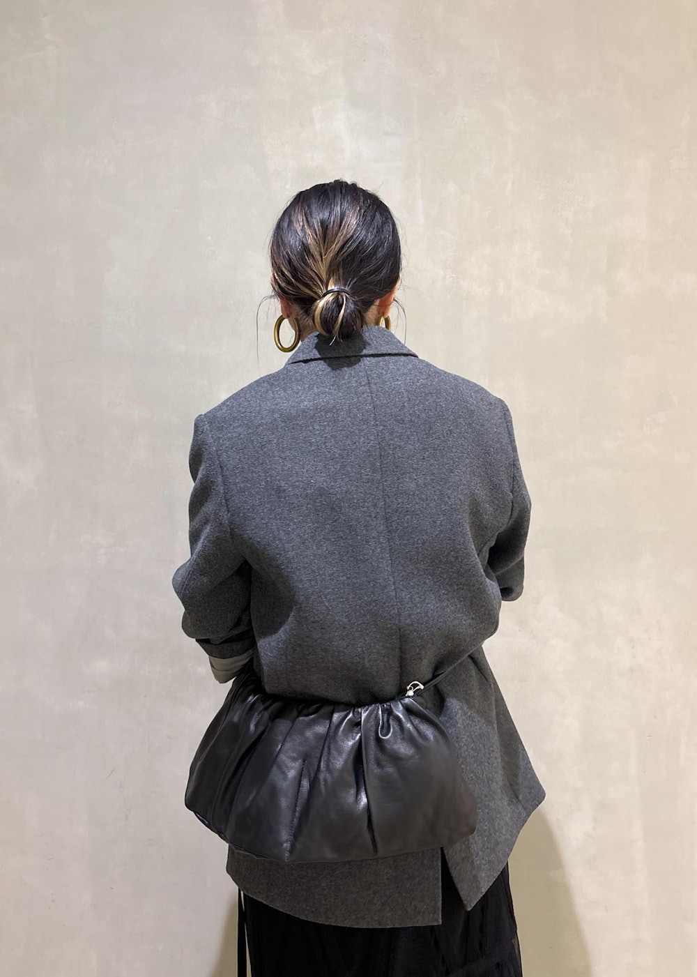 グレー系のニット/セーター、グレー系のテーラードジャケット、ブラック系のその他パンツを着用したレディースの秋コーディネートの8枚目の写真