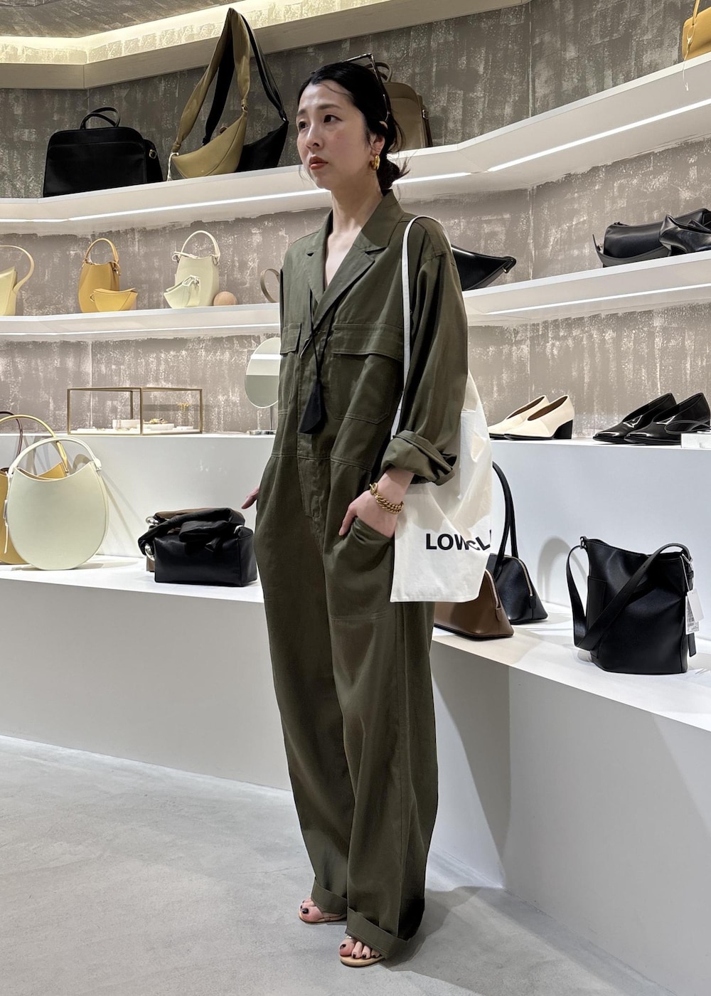 ブラウン系のサロペット/オーバーオール、ブラック系のその他小物を着用したレディースの春コーディネートの3枚目の写真