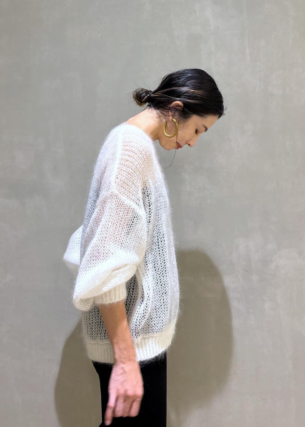 ブラック系のその他パンツ、ブラウン系のハンドバッグ、ブラック系のチューブトップを着用したレディースの夏コーディネートの8枚目の写真