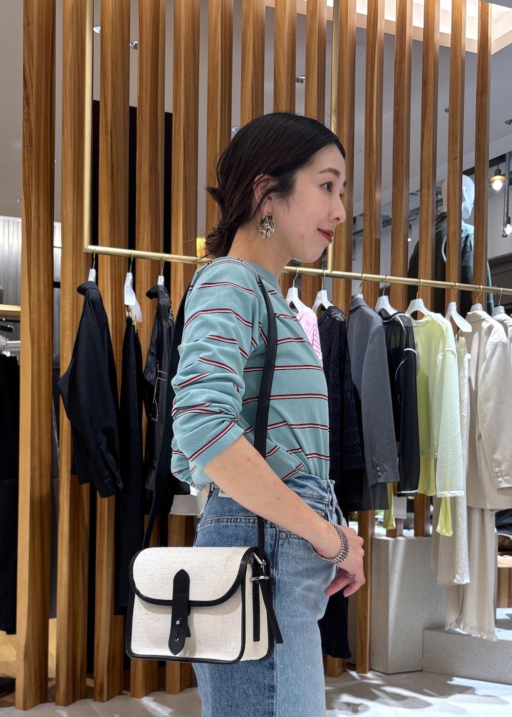 ブルー系のデニムパンツ、ブルー系のTシャツ/カットソーを着用したレディースの春コーディネートの9枚目の写真