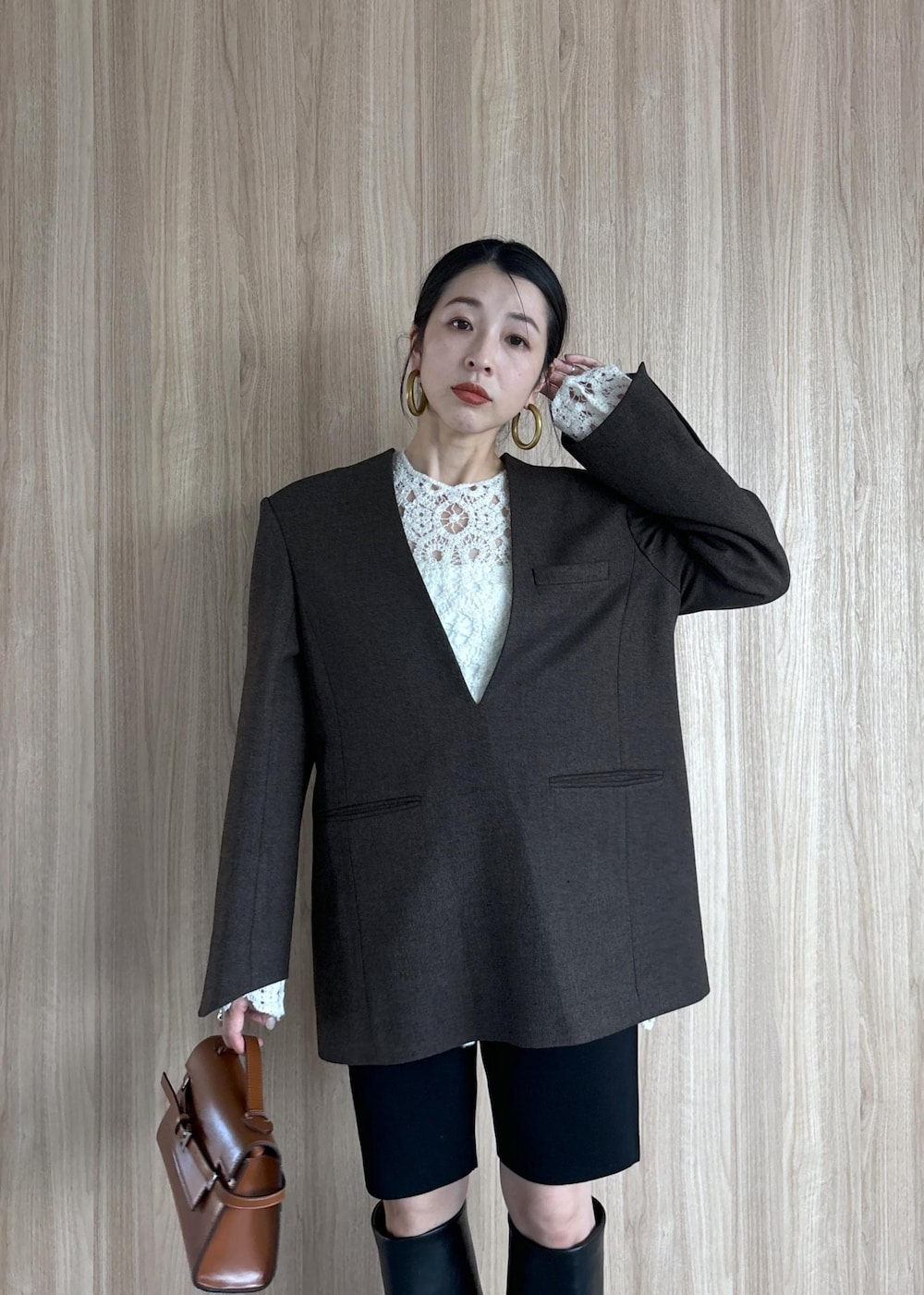 ブラック系のその他パンツ、ブラック系のブーツ、ホワイト系のニット/セーターを着用したレディースの秋コーディネートの10枚目の写真