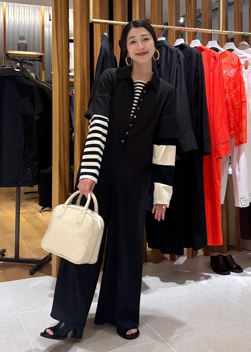 ブラック系のTシャツ/カットソー、ブラック系のつなぎ/オールインワン、ブラック系のサンダルを着用したレディースの春コーディネートの7枚目の写真