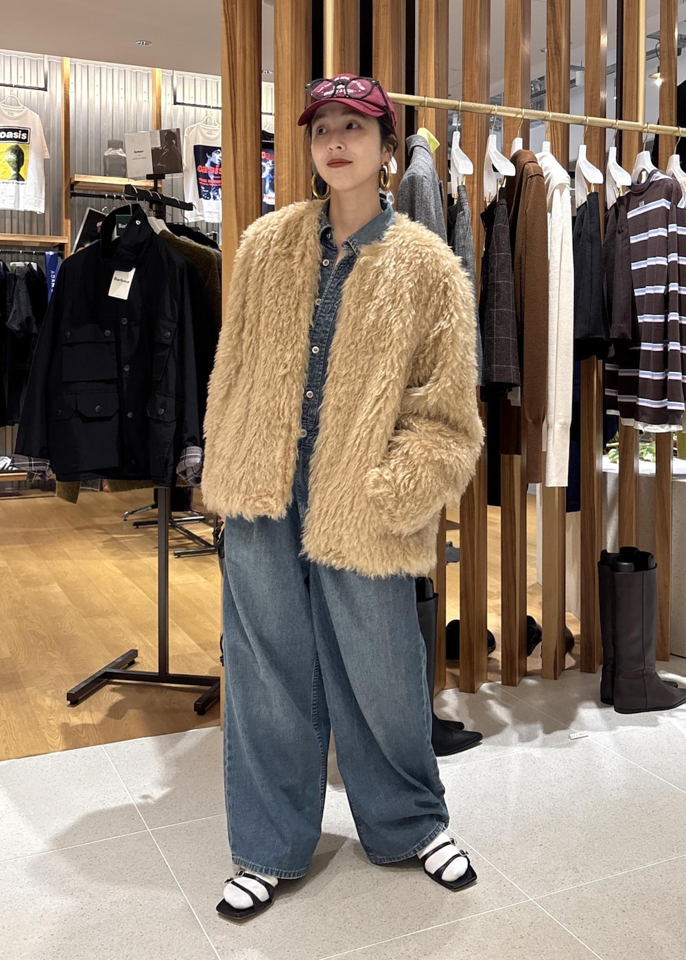 ブラック系のショルダーバッグ、ブルー系のつなぎ/オールインワン、ベージュ系のその他アウターを着用したレディースの秋コーディネートの3枚目の写真