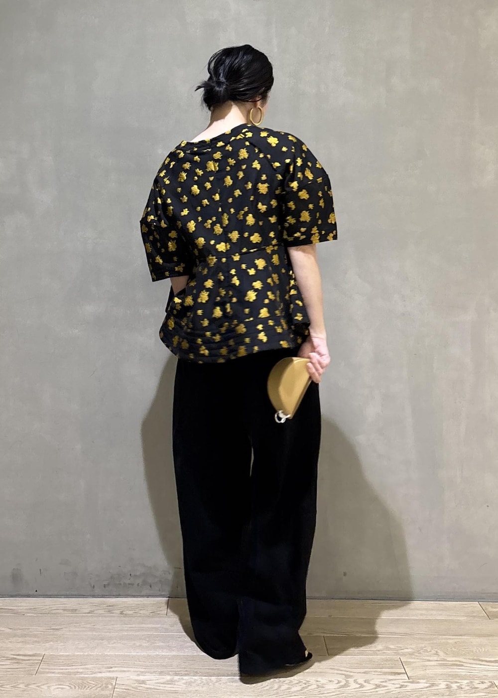 ブラック系のシャツ/ブラウス、ブラック系のその他パンツ、イエロー系のキーホルダーを着用したレディースの冬コーディネートの6枚目の写真