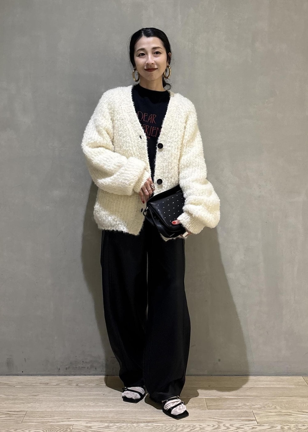 ブラック系のその他パンツ、ホワイト系のカーディガン/ボレロを着用したレディースの秋コーディネートの3枚目の写真