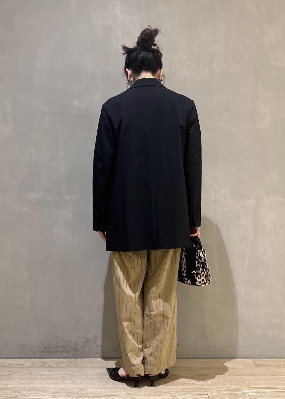 ベージュ系のショルダーバッグ、ベージュ系のスラックス、ベージュ系のシャツ/ブラウスを着用したレディースの秋コーディネートの3枚目の写真