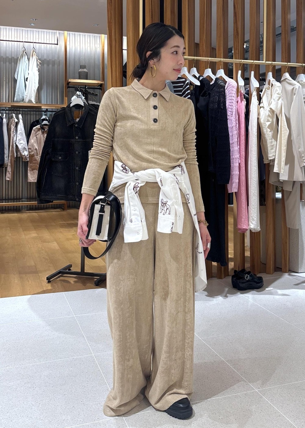 ホワイト系のシャツ/ブラウス、ブラック系のローファー、ベージュ系のその他パンツを着用したレディースの春コーディネートの3枚目の写真