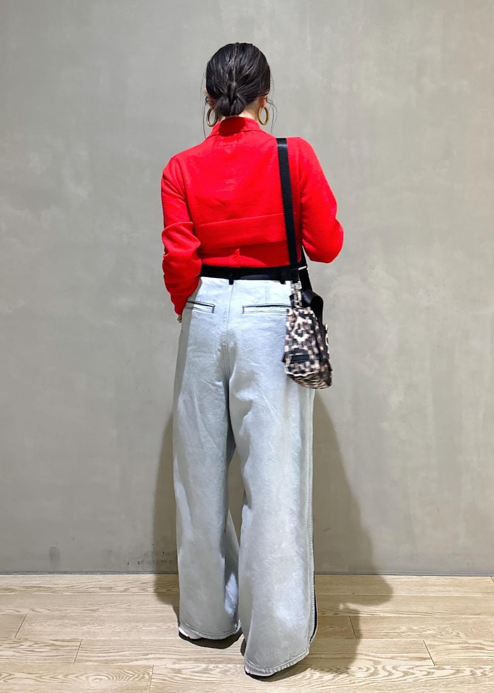 ベージュ系のトートバッグ、ブルー系のその他パンツ、レッド系のカーディガン/ボレロを着用したレディースの秋コーディネートの4枚目の写真