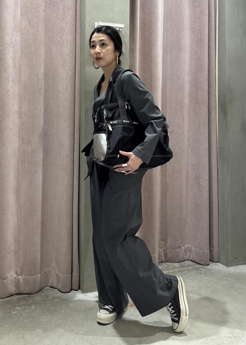 グレー系のカーディガン/ボレロ、グレー系のテーラードジャケット、グレー系のスラックスを着用したレディースの春コーディネートの7枚目の写真